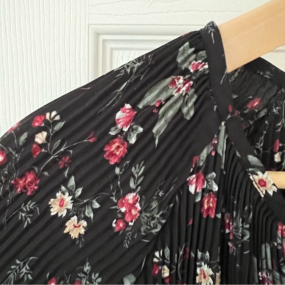 PLEIONE Anthropologie Size Medium Black Floral Top Blouse - Picture 3 of 10